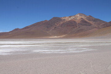 Lagoons, volcanoes and geysers in the Uyuni desert