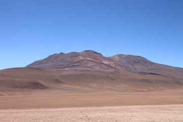 Lagoons, volcanoes and geysers in the Uyuni desert