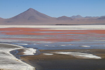 Lagoons, volcanoes and geysers in the Uyuni desert
