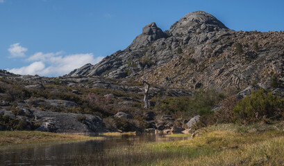Linda paisagem de montanha co lago em dia de sol, 
