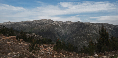 Panorama de imponentes montanhas no parque nacional Peneda Gerês