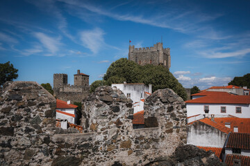 Castelo antigo no topo da cidade num dia de sol