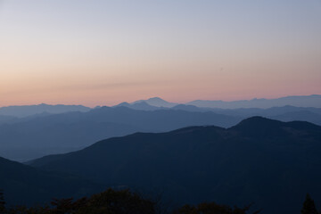 夕暮れの連なる山並み（横位置） - 埼玉県比企郡ときがわ町,日本