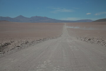 Lagoons, volcanoes and geysers in the Uyuni desert