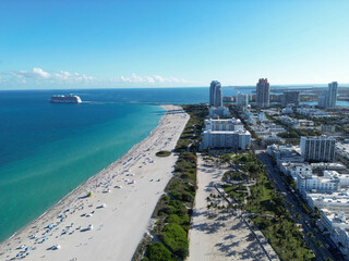 Obraz premium Miami Beach skyline. Miami from above. Miamis famous landmarks. South Pointe beach with skyscrapers. Miami city panorama. Miami skyline and ocean. South Florida. Vibrant South Beach.