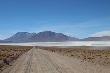 Lagoons, volcanoes and geysers in the Uyuni desert