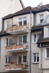 Naklejka premium Wohnblocks und Wohnhäuser im Stadtgebiet von Kolberg (Kołobrzeg) in Polen mit Blick auf Balkone und städtische Infrastruktur. Das Motiv zeigt urbanen Alltag, osteuropäische Architektur und dichtes Woh