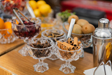 Frutas coloridas exhibidas en la barra de un lounge moderno con luz natural suave  durante una reunión por la tarde.