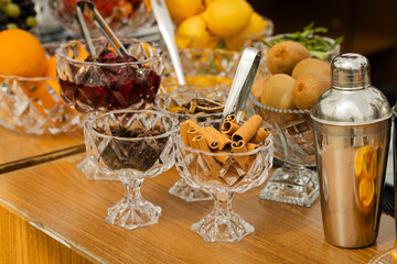 Brilho de coqueteleiras metálicas e o frescor das frutas criam o cenário perfeito para drinks inesquecíveis sob o céu aberto.