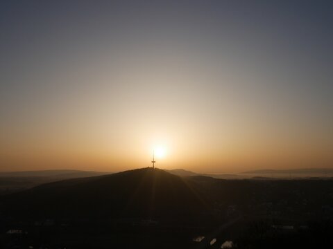 Sonnenaufgang mit Fernsehturm am Weserbergland