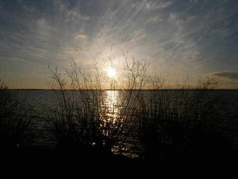 Sonnenuntergang bei blauem Himmel am See