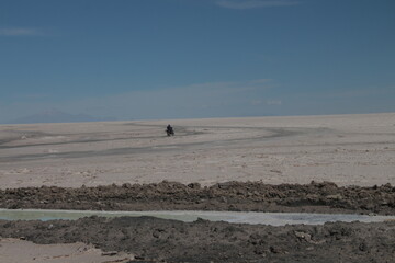 Lagoons, volcanoes and geysers in the Uyuni desert
