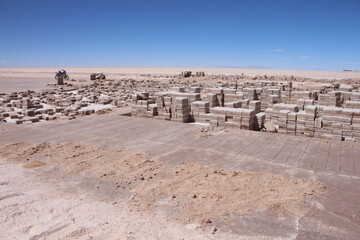 Lagoons, volcanoes and geysers in the Uyuni desert