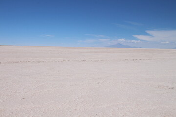 Lagoons, volcanoes and geysers in the Uyuni desert