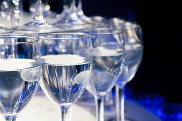 水の中にクラゲが入ったグラスが積み上げられている様子