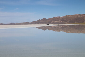 Lagoons, volcanoes and geysers in the Uyuni desert