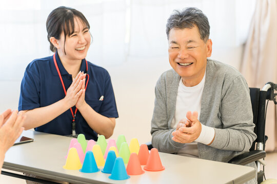 リハビリでトレーニングするシニア男性（脳梗塞,片麻痺,後遺症）
