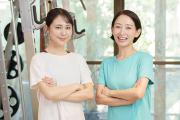Obraz premium スポーツジムで腕組みをする女性