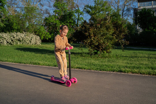 Little girl on push scutter i