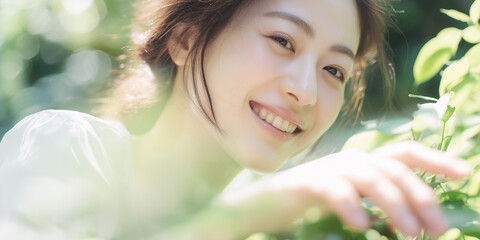 自然の中で笑顔を見せる女性のポートレート