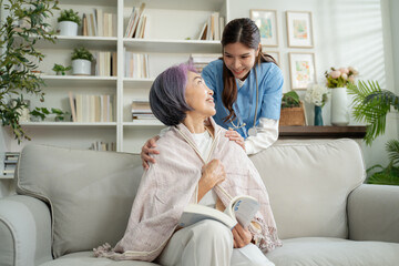 Obraz premium Young asian caregiver or woman nurse hand on senior female shoulder give support empathy to care,consulting and encourage,take a history and recommend the right treatment to live happily in retirement