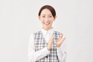 女性　事務員　拍手　白背景
