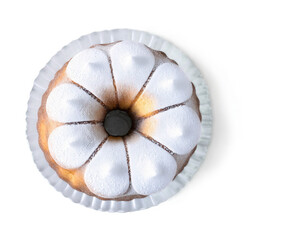Obraz premium Kugelhopf A golden, bundt-shaped cake dusted with powdered sugar. Raisins peek out from its textured surface, while sugar floats dynamically