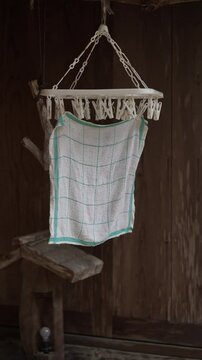 干したタオルが風で揺れる