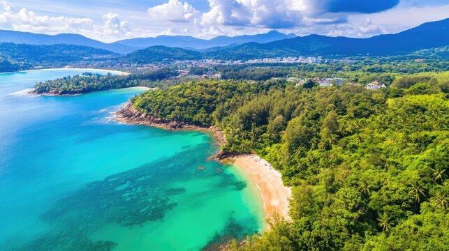 Vista rea de islas tropicales de Phuket rodeadas por el ocano, montaas cubiertas de selva y aventura sin fin