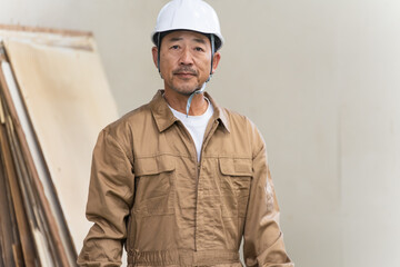 建設現場で働くミドル男性