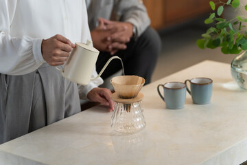 マグカップで飲み物を飲むミドル夫婦　ライフスタイルイメージ