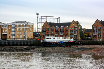 Naklejka premium Thames Path at Low Tide with Houseboat in London