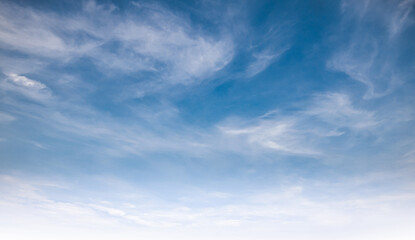 e sky is bright, tthhe fluffy white clouds are quiet.