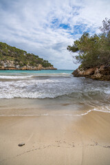 Der Strand cala Santanyi mit türkisfarbenem Meer