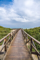 Fototapeta premium Der Strand Platja de Muro mit Holzsteg