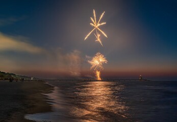 Zinnowitz, Insel Usedom, Deutschland – nächtliches Feuerwerk über der Ostsee mit Blick auf die Seebrücke Zinnowitz und die markante Tauchgondel. Frühling, Feststimmung und Freiheit am Meer.
