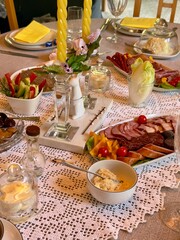 Wielkanoc, stół ze śniadaniem świątecznym