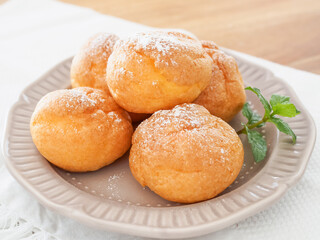 皿の上の小さなシュークリーム