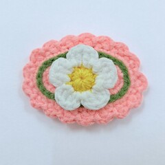 daisy flower crochet hairclip on white background