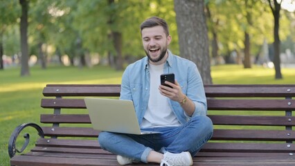 Obraz premium A man relaxing in a park with his laptop.