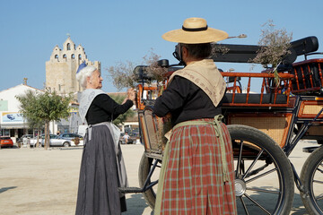 women dressed in Arles style with traditional clothes in the streets of Saintes Maries de la Mer © Emmanuel