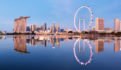 Obraz premium Singapore cityscape at dusk. Landscape of Singapore business building around Marina bay. Modern high building in business district area at twilight.