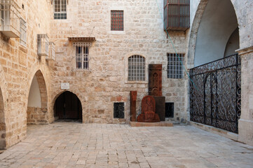 A courtyard with a statue of a man in the middle