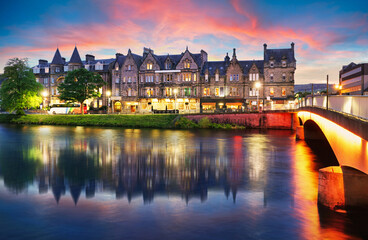 Obraz premium Scotland - Inverness skyline with castle reflection in Ness river at dramatic sunset, UK