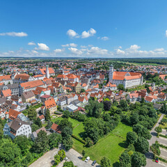 Fototapeta premium Die schwäbische Kreisstadt Dillingen rund um die Sportanlagen am Donaustadion von oben