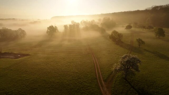 Mystischer Fr&uuml;hlingsmorgen &uuml;ber Notzingen und Wellingen &ndash; Sonnenaufgang mit Nebel bei Kirchheim unter Teck