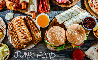 Foods enhancing the risk of cancer. Junk food