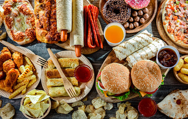Foods enhancing the risk of cancer. Junk food