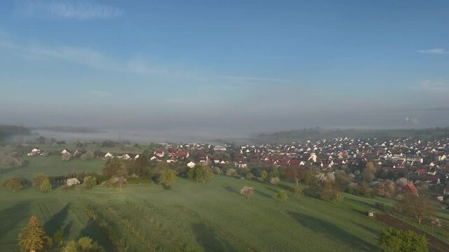 Mystischer Fr&uuml;hlingsmorgen &uuml;ber Notzingen &ndash; Sonnenaufgang mit Nebel bei Kirchheim unter Teck.