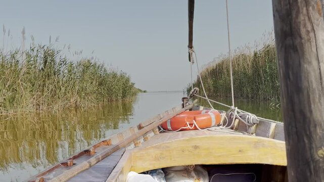Paseo en barca tradicional de vela y madera por el lago de la albufera en Valencia. 